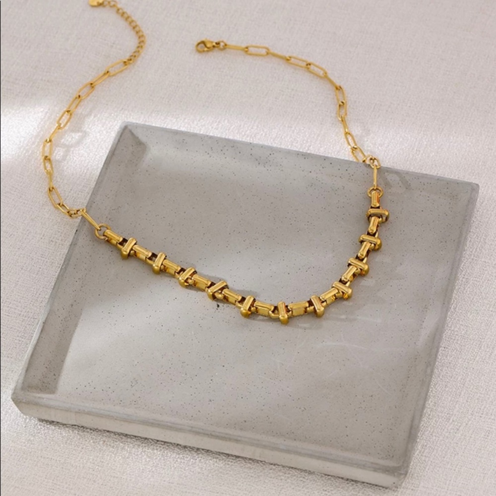 Women Stylish Stainless Steel Short Necklace - Picture 3 of 6